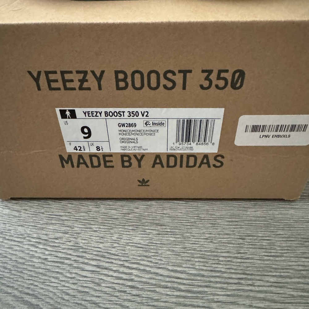 Yeezy 350 V2 Adidas. Size 9 - Picture 5 of 5